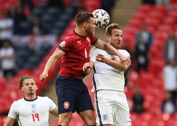 Tomas Kalas y Harry Kane.