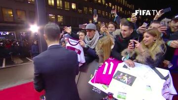¡Cristiano firmó autógrafos hasta en una camiseta de Bale!