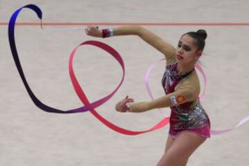 Margarita Mamum realiza su ejercicio de la cinta durante campeonato de Europa de gimnasia rítmica celebrado en el Stadthalle de Viena.