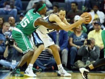 Memphis Grizzlies-Boston Celtics. Gerald Wallace intenta quitarle el balón a Tayshaun Prince.