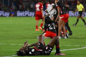 Independiente Santa Fe mantuvo la ventaja contra América de Cali en el estadio Pascual Guerrero y se coronó campeón por tercera vez en la historia.