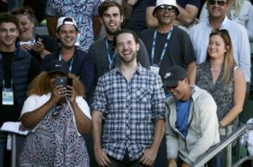 Alexis Ohanian, prometido de Serena Williams se alegra por la victoria de su futura esposa en la semifinal ante Mirjana Lucic-Baroni. 