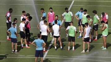 Bordalás, con sus jugadores, esta semana.