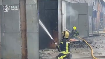 Bomberos apagando los incendios provocados por el ataque ruso.