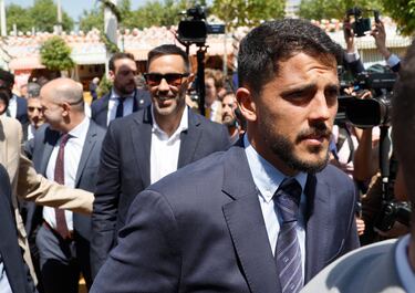 Fornals a su llegada al recinto ferial junto a sus compañeros de equipo.