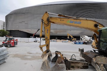 Maquinaria de obra en los alrededores del estadio Santiago Bernabéu.