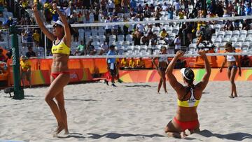 Elsa Baquerizo y Liliana Fernandez celebran su victoria ante Argentina.