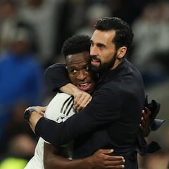 Carragher carga contra Vinicius y defiende a Xabi Alonso