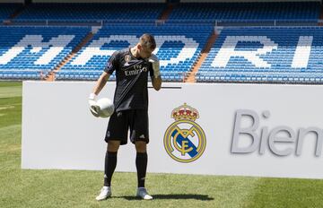 El joven portero ucraniano de 19 años ha sido presentado en el Santiago Bernabéu de la mano de Florentino Pérez y acompañado de su familia.