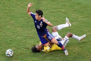 Shinji Kagawa y Juan Guillermo Cuadrado.