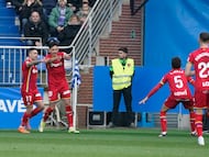 VITORIA, 08/02/2026.- Los jugadores del Getafe celebran un gol ante el Alavés, durante su partido de LaLiga EA Sports disputado este domingo en el estadio de Mendizorroza, en Vitoria. EFE/ L. Rico
El jugadador del Alavés. 17 y 10 del Getafe en el partido de la LaLiga de fútbol jugado en Mendizorroza. EFE / L. Rico