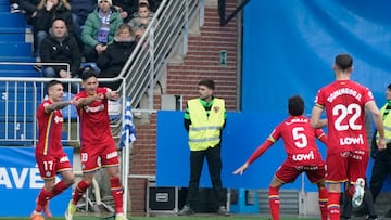 VITORIA, 08/02/2026.- Los jugadores del Getafe celebran un gol ante el Alavés, durante su partido de LaLiga EA Sports disputado este domingo en el estadio de Mendizorroza, en Vitoria. EFE/ L. Rico
El jugadador del Alavés. 17 y 10 del Getafe en el partido de la LaLiga de fútbol jugado en Mendizorroza. EFE / L. Rico