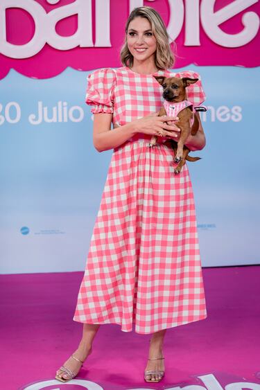 Paloma Bloyd posa en la alfombra rosa por el pase especial de la película ‘Barbie’ en el Gran Teatro CaixaBank.   
 
 