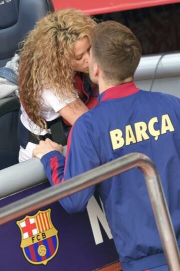 Shakira besa a Piqué. 