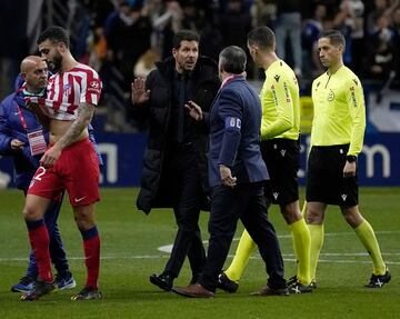 Simeone protesta al final de la primera parte.
