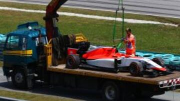 El coche de Roberto Merhi acab&oacute; en la gr&uacute;a. 