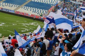 La presencia de los hinchas de la UC con bombos, lienzos y bengalas.
