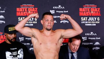 Nate Díaz en el pesaje del combate de boxeo con Jorge Masvidal.