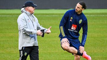 Ibrahimovic charla con Andersson durante un entrenamiento de Suecia.