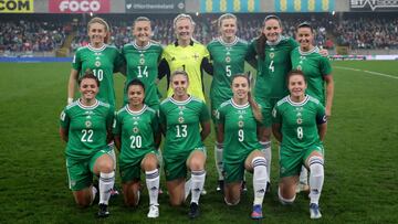 Las jugadores de Irlanda del Norte posan antes del partido de clasificación para el Mundial de 2023 contra Inglaterra.