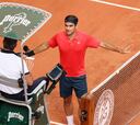 Federer se aferra a la tierra de París y vuelve a batir a Cilic