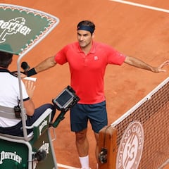 Federer se aferra a la tierra de París y vuelve a batir a Cilic