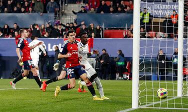 0-2. Vinicus Junior observa como entra el balón en la portería de Sergio Herrera tras el disparo de Marco Asensio.