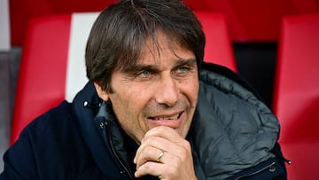 Napoli's Italian coach Antonio Conte looks on prior to the Italian Serie A football match between Monza and Napoli at the Brianteo Stadium in Monza, Italy on April 19, 2025. (Photo by Piero CRUCIATTI / AFP)