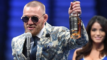 Conor McGregor se dirige a los medios con una botella de whisky de su marca Notorious tras perder en su combate de boxeo ante Floyd Mayweather Jr.