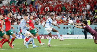 Ocasión del jugador español Nico Williams que despeja el portero marroquí Bono.