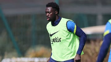 Davinson Sánchez durante un entrenamiento con Tottenham Hotspur.