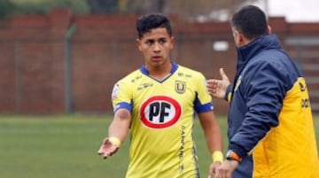 Diego Soto, jugador dentro del plantel profesional de la Universidad de Concepción, se caracteriza por su juego veloz por la banda y gran entrega defensiva.