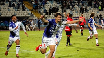 Futbol, Deportes Antofagasta vs Atletico Goianiense.
Fase de grupos, Copa Sudamericana 2022.
El jugador de Deportes Antofagasta Manuel Lopez celebra su gol contra Atletico Goianiense durante el partido del grupo F de la Copa Sudamericana realizado en el estadio Calvo y Bascunan de Antofagasta, Chile.
27/04/2022
Edgard Cross/Photosport
Football, Deportes Antofagasta vs Atletico Goianiense.
Group phase, 2022 Sudamericana Championship.
Deportes Antofagasta’s player Manuel Lopez, center, celebrates after scoring against Atletico Goianiense during the group F match of the Copa Sudamericana Championship held at the Calvo y Bascunan stadium in Antofagasta, Chile.
27/04/2022
Edgard Cross/Photosport