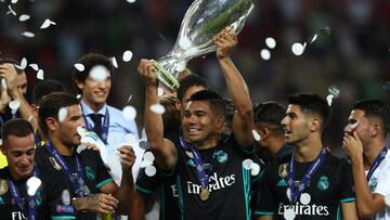 Casemiro levanta la Supercopa de Europa conquistada por el Real Madrid en Skopje.