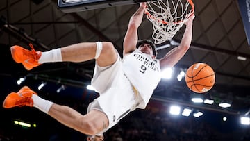 Gabriele Procida se cuelga del aro.