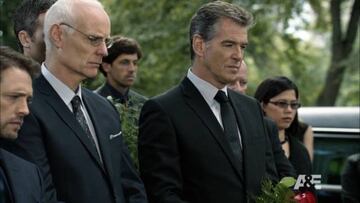 Pierce Brosnan en Un saco de huesos cumpl¨ªa el mismo papel que Alan en la obra de Remedy. Un escritor bloqueado que se toma unas vacaciones.