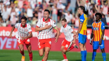 GIRONA, 04/10/2025.-El centrocampista del Girona Arnau Martínez, celebra su gol contra el Valencia durante el partido de la jornada 8 de la LaLiga EA Sports entre el Girona FC y el Valencia, este sábado en el estadio municipal de Montilivi.-EFE/ David Borrat