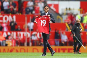 El defensa francés ha sido presentado antes del encuentro que ha disputado su nuevo club (Manchester United) frente al Leeds United Football Club. La afición le recibió calurosamente.