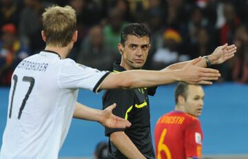 Viktor Kassai, el colegiado encargado de dirigir esta semifinal, tuvo una notable actuaci車n, en parte gracias al buen comportamiento de las dos selecciones: la primera falta que se?al車 fue en el minuto 27 de partido. Como dato curioso, no sac車 ni una sola tarjeta amarilla, algo que no suced赤a en una semifinal desde 1966...