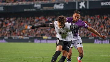 El jugador del Valencia Iván Jaime (i) en acción ante Anuar (d), del Real Valladolid, durante el partido de la jornada 27 de LaLiga EASports que Valencia CF y Real Valladolid disputan este sábado en el estadio de Mestalla, en Valencia.