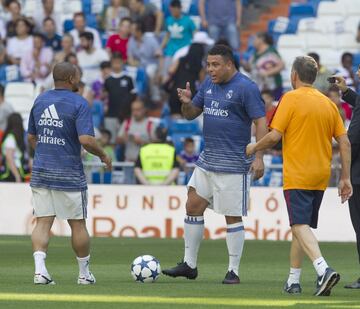 Ronaldo charla con Roberto Carlos.