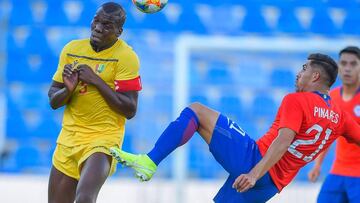 Guinea's defender Pogba Florentin (L) vies with Chile's midfielder Cesar Pinares during the International Friendly football match Chile against Guinea at the Rico Perez Stadium in Alicante, on October 15, 2019. (Photo by JOSE JORDAN / AFP)
