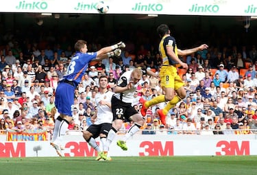 Gayà, al fondo, junto a Guaita, Mathieu y Raúl García, en el día de su debut en Primera. Fue el 27 de abril de 2014 contra el Atlético de Madrid.