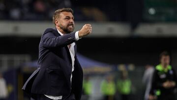 Verona (Italy), 18/05/2025.- Hellas Verona's head coach Paolo Zanetti gestures during the Italian Serie A soccer match between Hellas Verona against Como 1907 in Verona, Italy, 18 May 2025. (Italia) EFE/EPA/Emanuele Pennnacchio