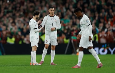 Cristiano Ronaldo es expulsado por un codazo a O´Shea en la espalda sin balón. El árbitro revisa la jugada en el VAR y le muestra la cartulina roja.