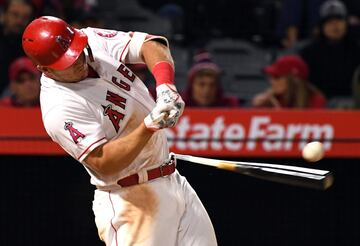 Mike Trout de los Angelinos de Los Ángeles destroza su bate cuando aterriza en la quinta entrada del juego contra Boston Red Sox. 