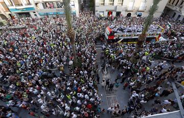 Los jugadores del Elche celebraron con la ciudad su vuelta a la categoría de plata.