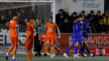 Los jugadores del Getafe felicitan a Latasa tras marcar el 1-2 contra el Atzeneta.