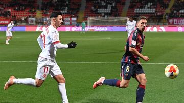 LEÓN, 17/12/2025.- El jugador de la Cultural Leonesa Paco Cortés (izda) pelea por el balón con el jugador del UD Levante Jon Ander Olasagasti, durante del encuentro correspondiente a los dieciseisavos de final de la Copa del Rey que disputan hoy miércoles en el estadio Reino de León. EFE/J. Casares