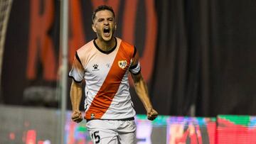 Juan Villar, del Rayo, celebra su gol ante el Numancia.